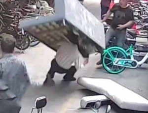高空抛物砸伤人，怎么判？物业为图省事，从二楼扔...