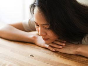 定居在不同国家的夫妻如何进行离婚，并分割财产？